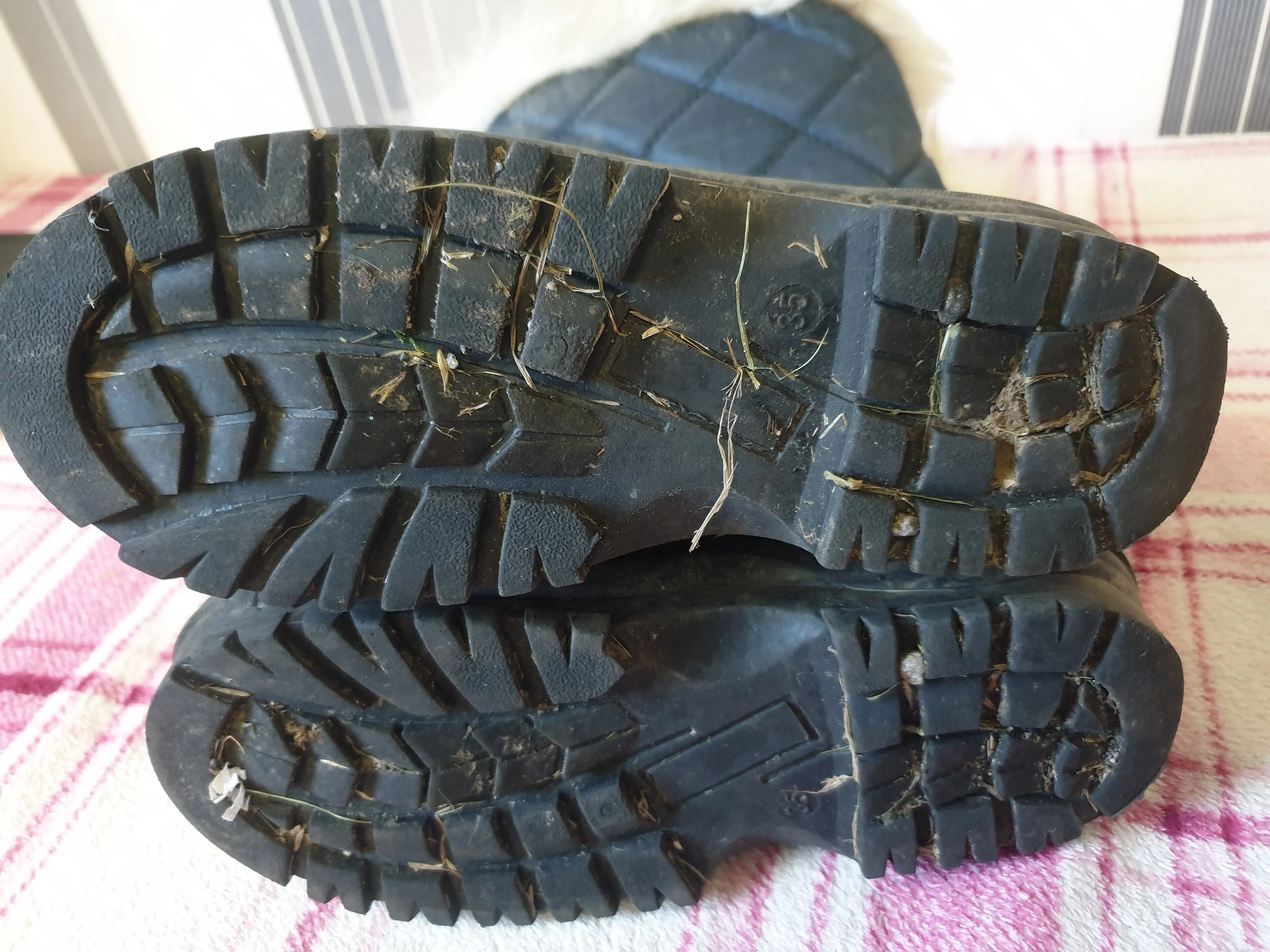 Size 2 Navy children’s muck boots fleece lined